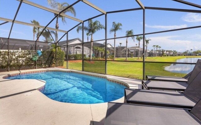 3 Bedrooms S / Lake Berkley Home by RedAwning