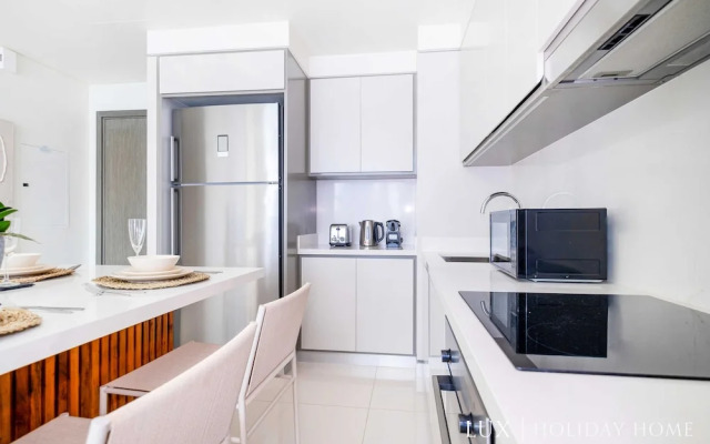 LUX  Luxury Sunrise Beachfront Suite 1