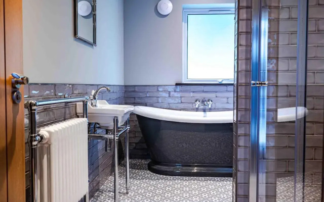 Bonnie Lodge by Broadford Hotel