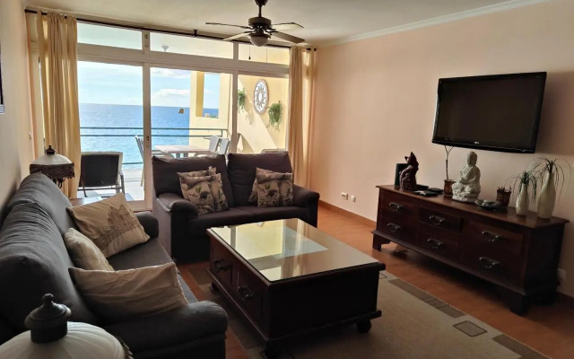 By the Beach & Pool Apartment