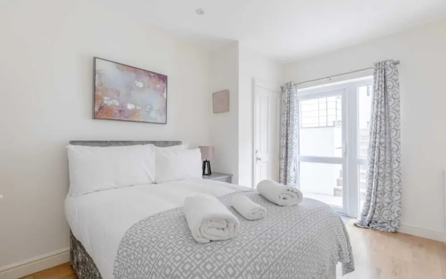 Beautifully Presented 2BD Flat W/patio- Kensington