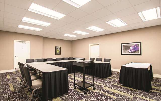 La Quinta Inn & Suites by Wyndham Cincinnati Sharonville