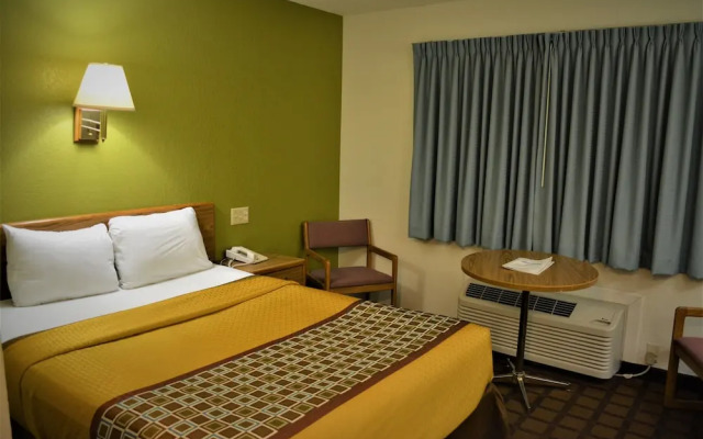 Bloomer Inn & Suites