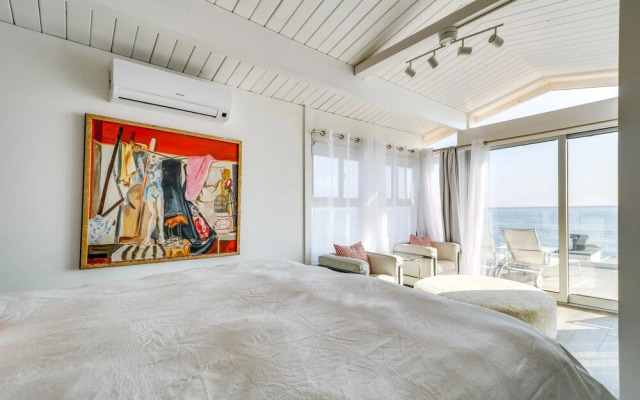 Beachfront Malibu Apartment w/ Ocean-view Balcony