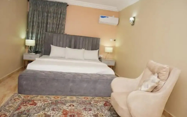 Sarina Suites and Apartments