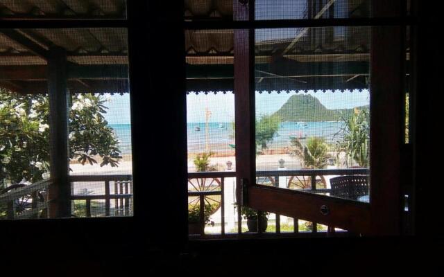 SeeSea Thai wooden house on beachfront