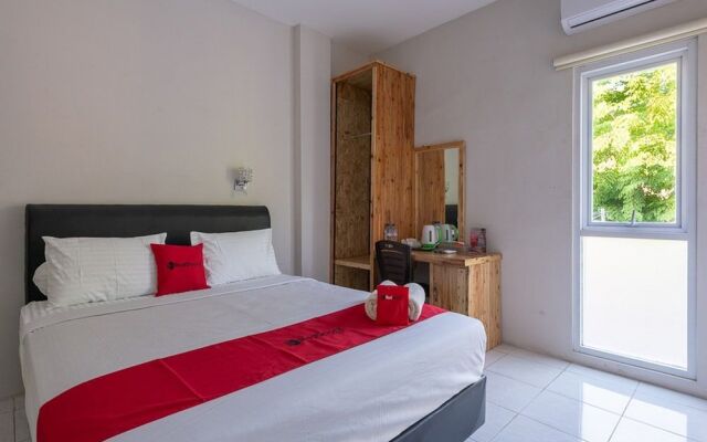 RedDoorz Plus Syariah @ Raya Nginden 2