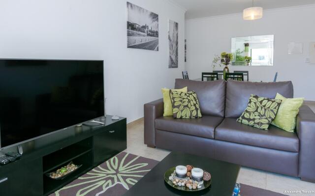 C04 - Pool View 3 Bed Apartment