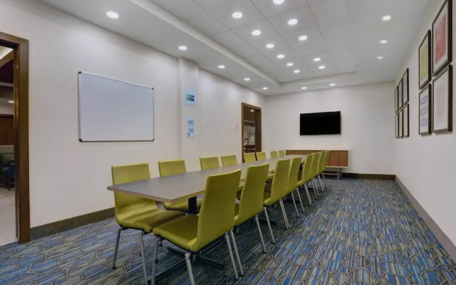 Holiday Inn Express & Suites Lenexa Overland Park Area