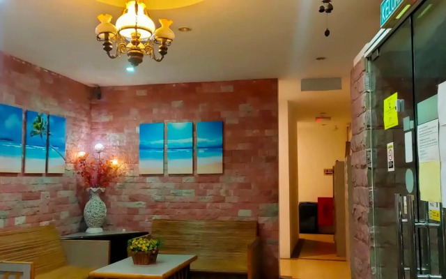 OYO 90576 Holiday Dive Inn