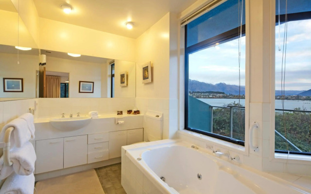 Spinnaker Bay Apartments
