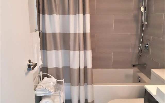 Cozy Skyline Entire Condo in Downtown, Across MTS