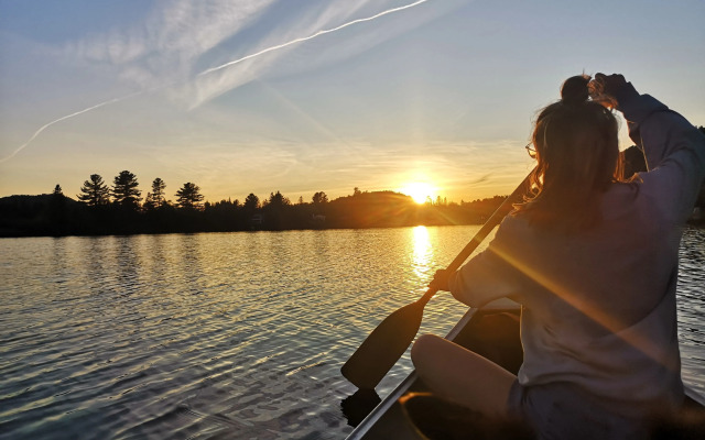 Oberge Inn  Riverside guest room in Val-David village with free parking