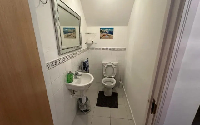 Beautiful Family Town Home With Private Parking