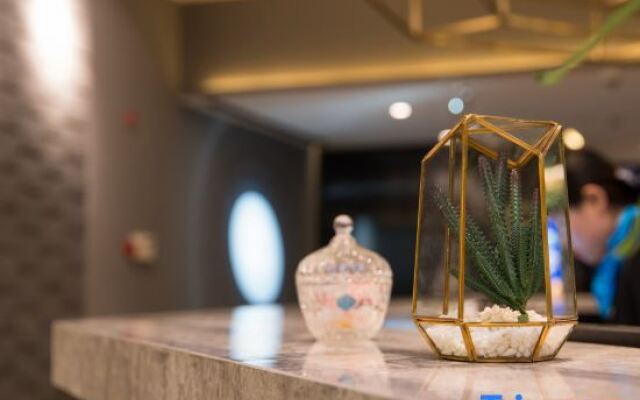 Wanhe Zhizhen Hotel (Shanghai Sun Moonlight Dapuqiao Subway Station)