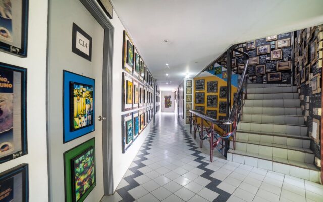 Oyo 200 Ponce Suites Art