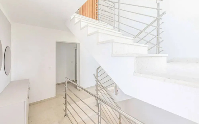 Expansive Retreat With Private Pool & Bbq, Near the Beach