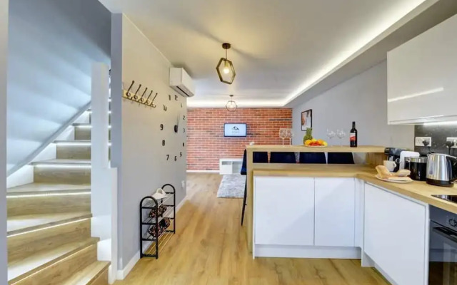 Stylish 2 bed House With Parking in Rugby