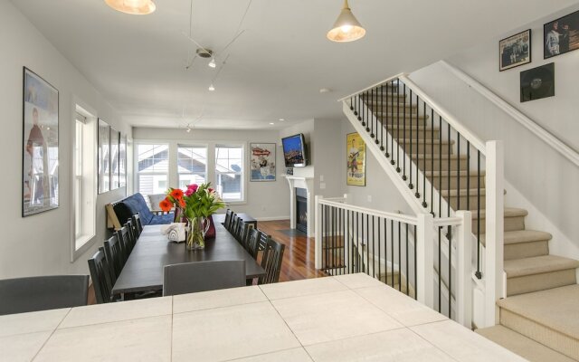 Seattle Vacation Home: The Library