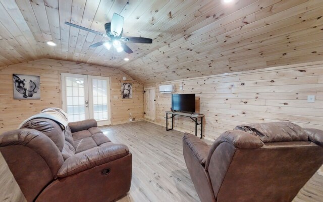 Double L Ranch 1 Bedroom Farmhouse by RedAwning