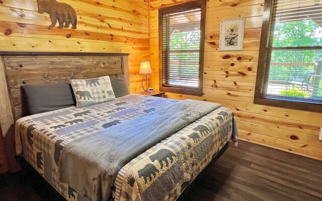 South Side Serenity 2 Bedroom Cabin by RedAwning