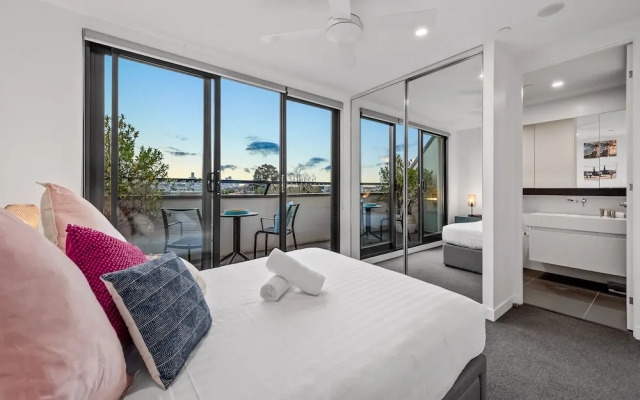 StayCentral - East Brunswick Penthouse with Study
