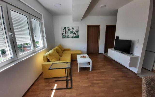 New modern 1 bedroom apartment with free parking