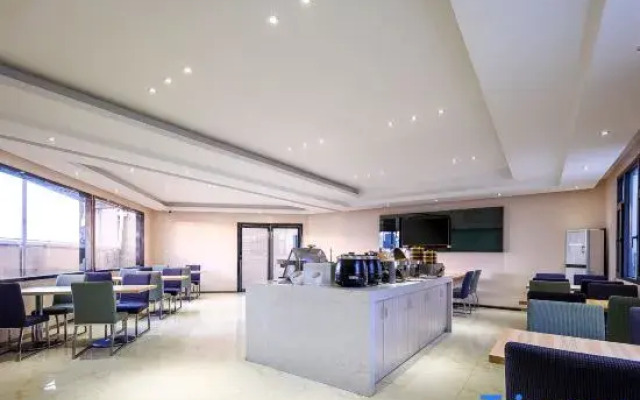 City Comfort Inn Hotel (Wuhan Baishazhou Avenue Huangjia Lake University Town)