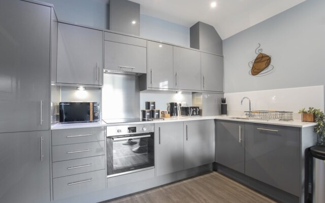 Elliot Oliver - Luxurious Two Bedroom Apartment in The Docks