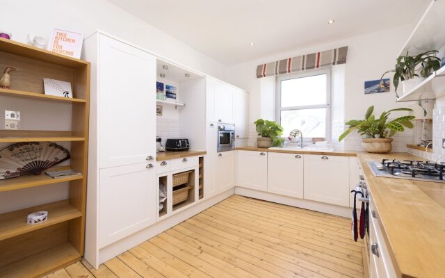 ALTIDO Gorgeous 1-bed flat with a shared garden
