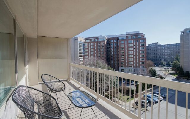 Sensational & Modern apt in Crystal City