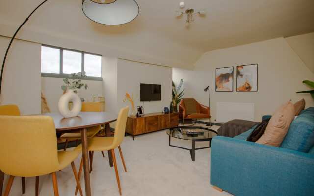 The Crescent Moon - Elegant 1BDR Flat