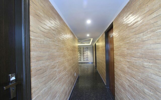 OYO 9605 Hotel Golden Inn