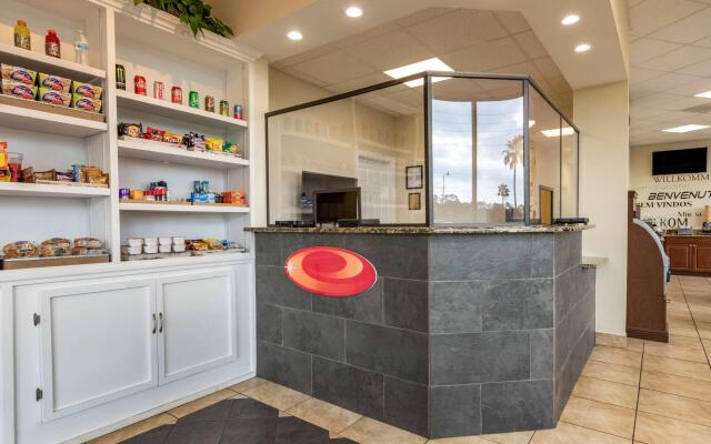 Econo Lodge Inn & Suites Maingate Central