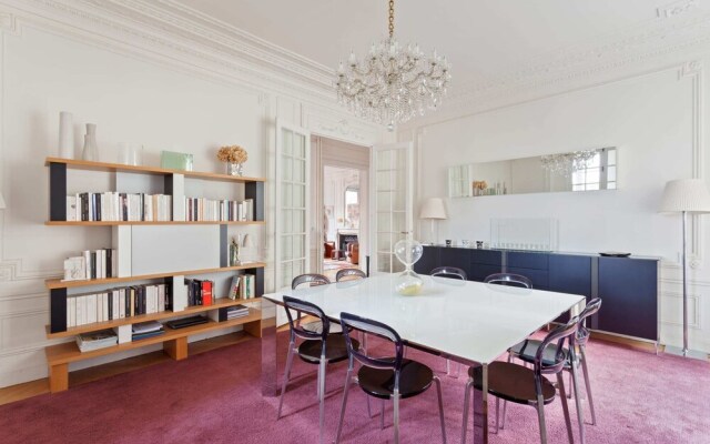 Beautiful Lavish Apartment for 6 in Paris VII by Guestready