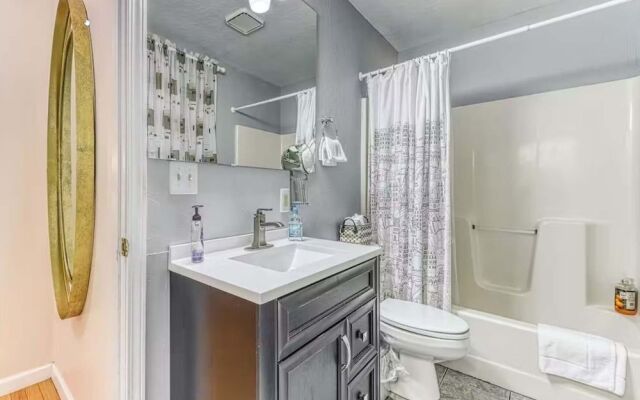 Peaceful Getaway 3 Bedroom Home by Redawning