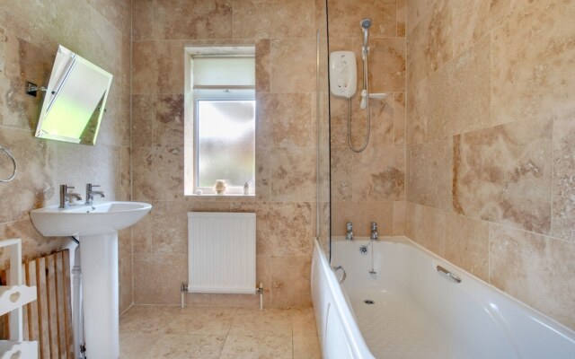 Homely Holiday Home in Saundersfoot With Garden