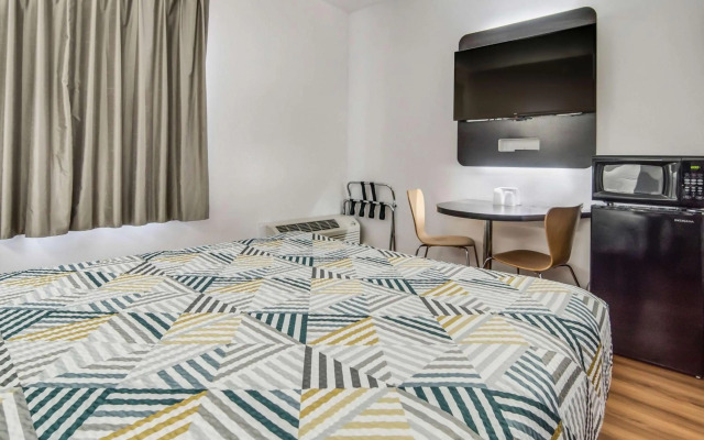 Motel 6 Cleburne, TX