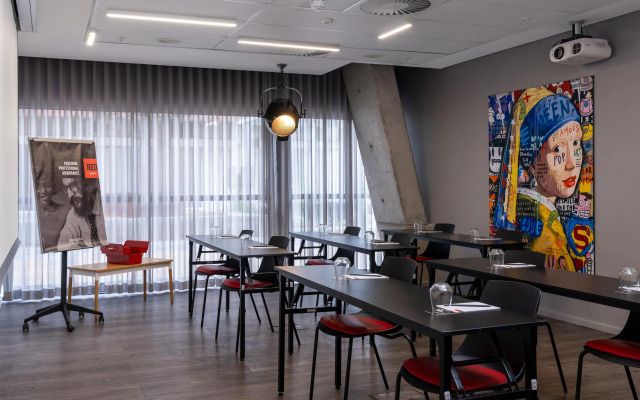 Radisson RED V&A Waterfront, Cape Town