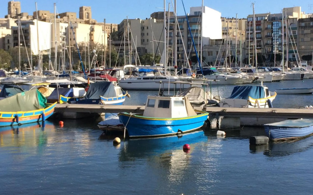 Seafront apartment between Valletta and Sliema