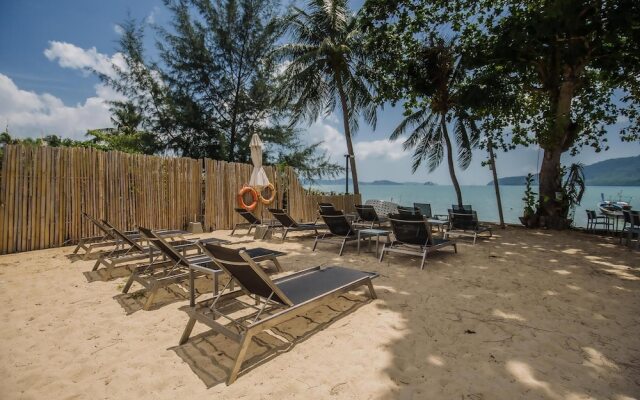 Maroon Studio at the Beachfront