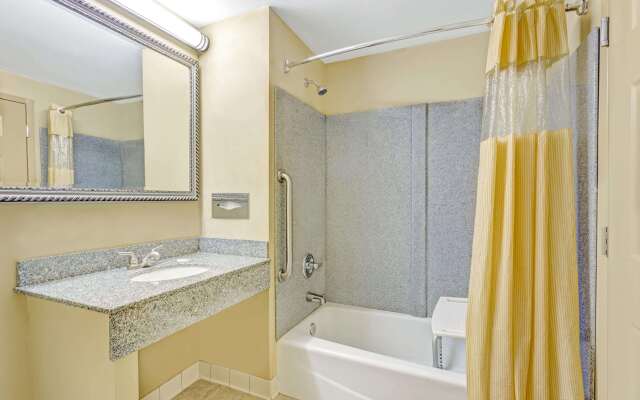 Days Inn & Suites by Wyndham Jeffersonville IN