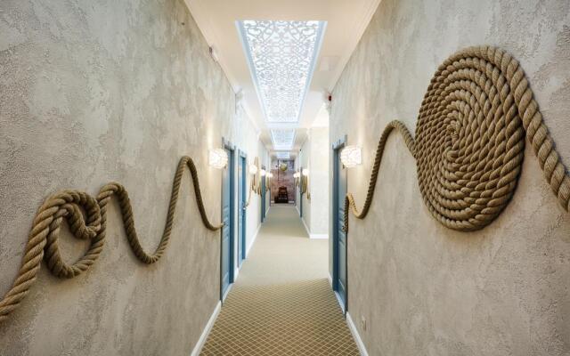 Mama Leone Hotel