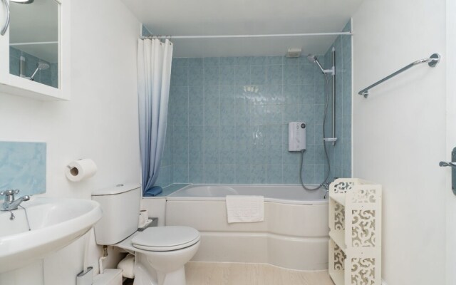 Spacious 2 Bed Southville Flat Near Harbourside