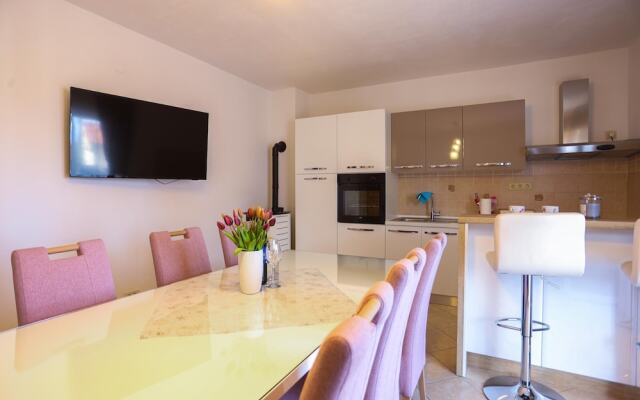 Apartment Vesna near beach with balcony
