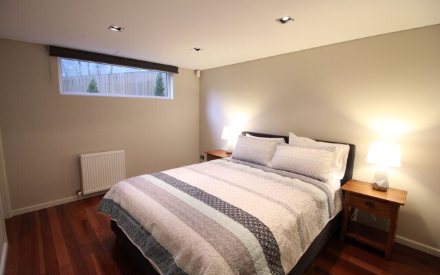 Sunny Sandy Bay Apartment