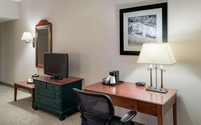 Hampton Inn & Suites State College at Williamsburg Square