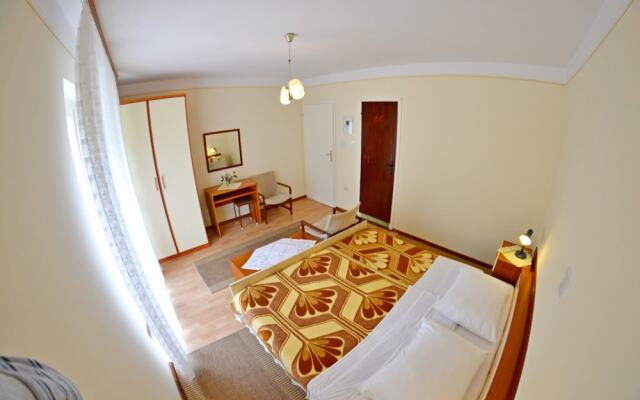 Apartment and Rooms Ruža