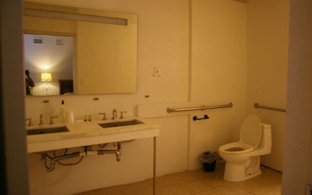 Holiday House Motel