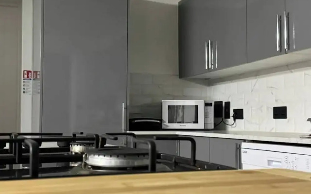 Contemporary 2bed House With Parking